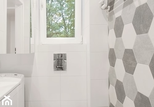 Mieszkanie we Wrzeszczu - Średnia z pralką / suszarką łazienka z oknem, styl skandynawski - zdjęcie od Aleksandra Herrmann