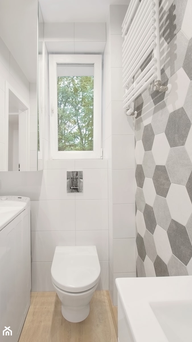 Mieszkanie we Wrzeszczu - Średnia z pralką / suszarką łazienka z oknem, styl skandynawski - zdjęcie od Aleksandra Herrmann