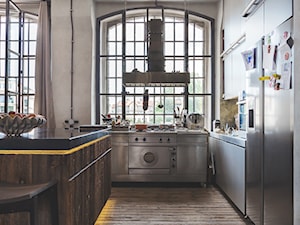 Loftowe love - Średnia otwarta szara z zabudowaną lodówką z lodówką wolnostojącą kuchnia w kształcie litery l z wyspą lub półwyspem z oknem, styl industrialny - zdjęcie od Aleksandra Herrmann