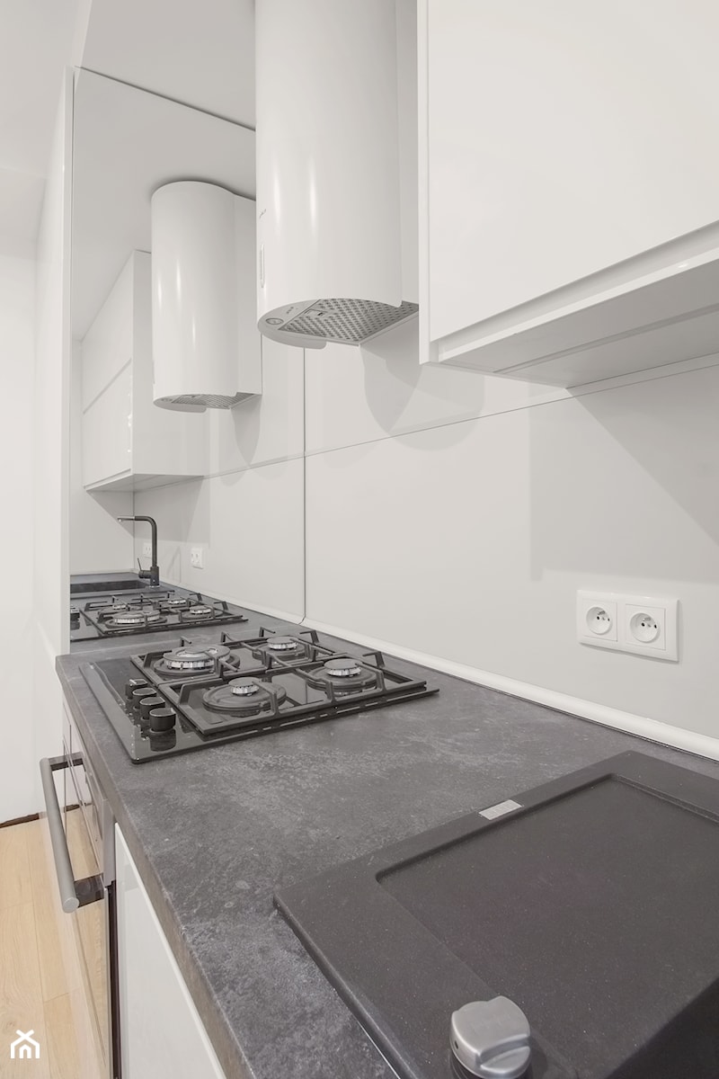 Mieszkanie we Wrzeszczu - Średnia zamknięta z salonem z kamiennym blatem biała z zabudowaną lodówką z nablatowym zlewozmywakiem kuchnia jednorzędowa, styl nowoczesny - zdjęcie od Aleksandra Herrmann