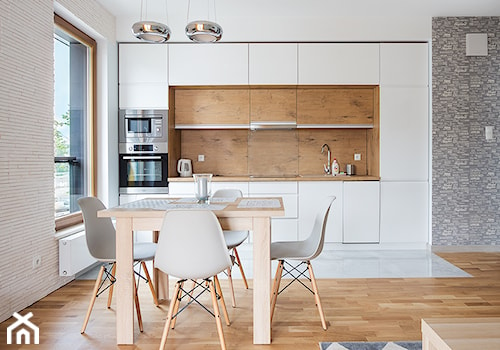 Apartament Gdańsk - Średnia otwarta z salonem biała z zabudowaną lodówką z nablatowym zlewozmywakiem kuchnia jednorzędowa z oknem, styl minimalistyczny - zdjęcie od Aleksandra Herrmann