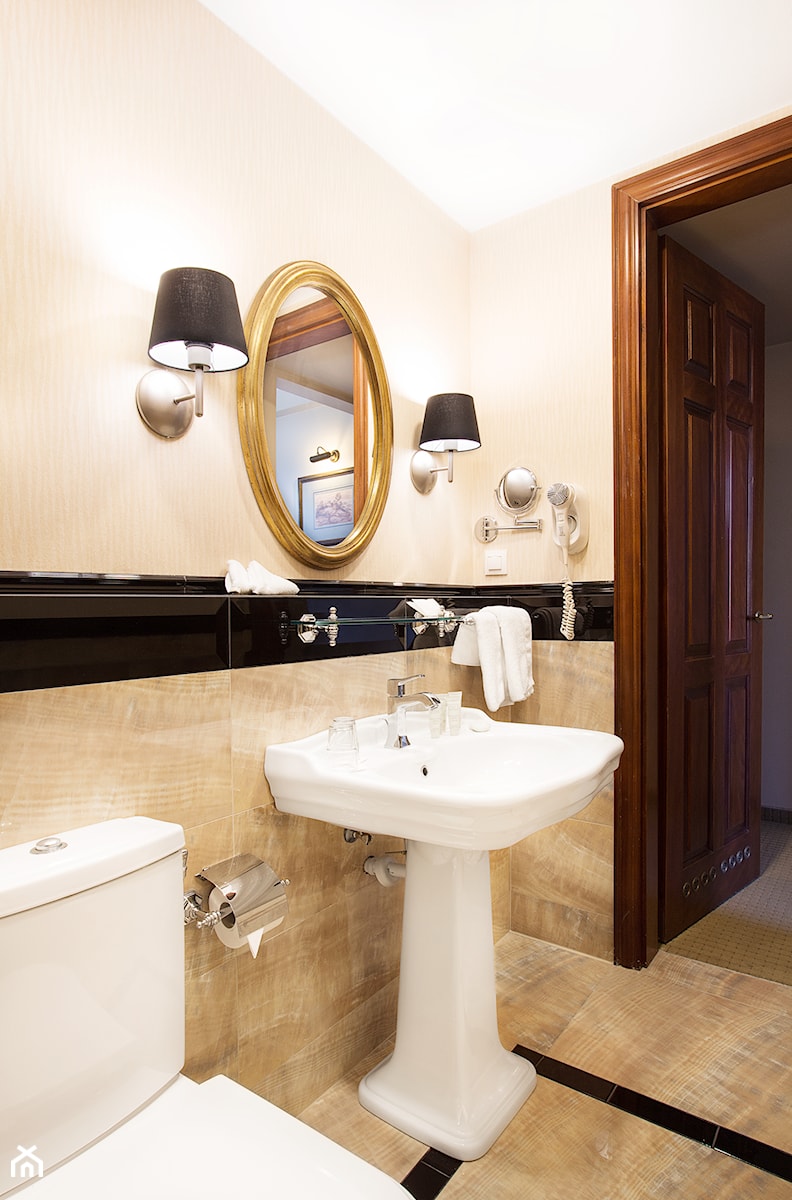 Łazienka hotelowa - Mała bez okna z lustrem z marmurową podłogą łazienka, styl glamour - zdjęcie od Aleksandra Herrmann