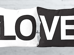 Designerska poszewka AMOUR z napisami LOVE podzielone na 2 poduszkach 40x40 - zdjęcie od Homello