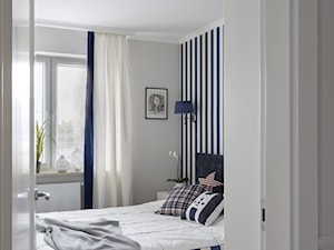 Mieszkanie w stylu Modern Classic - Średnia biała niebieska szara sypialnia - zdjęcie od studiodeccor