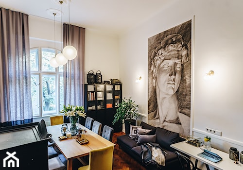 Biuro w centrum Krakowa - Duże w osobnym pomieszczeniu z sofą białe biuro - zdjęcie od studiodeccor