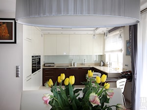 Apartament Bartycka - Średnia otwarta z salonem biała szara z zabudowaną lodówką z podblatowym zlewozmywakiem kuchnia w kształcie litery u z oknem z kompozytem na ścianie nad blatem kuchennym, styl nowoczesny - zdjęcie od Studio-A Anna Wielgus