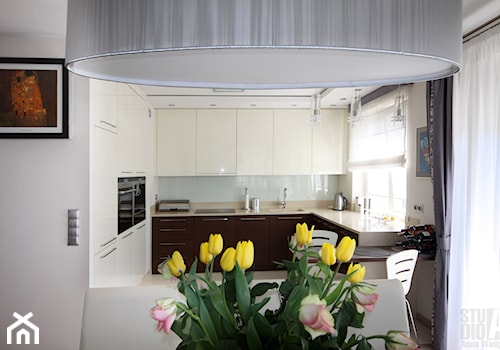 Apartament Bartycka - Średnia otwarta z salonem biała szara z zabudowaną lodówką z podblatowym zlewozmywakiem kuchnia w kształcie litery u z oknem z kompozytem na ścianie nad blatem kuchennym, styl nowoczesny - zdjęcie od Studio-A Anna Wielgus