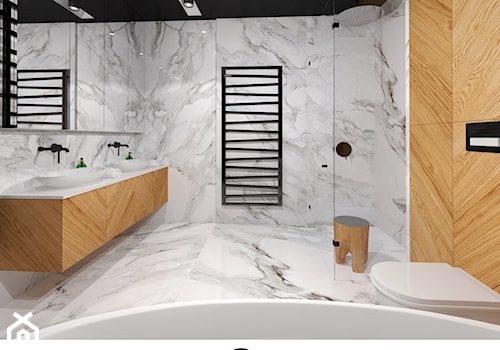 Duża, funkcjonalna łazienka z wanna wolnostojąca i prysznicem z deszczownicą. Połączenie materiałów: marmur carrara, calacatta, drewno, szkło. Zabudowa w łazience. Jodełka i czarny sufit w łazience. - zdjęcie od KATARZYNA ROŻEK R-INTERIOR DESIGN projektowanie wnętrz