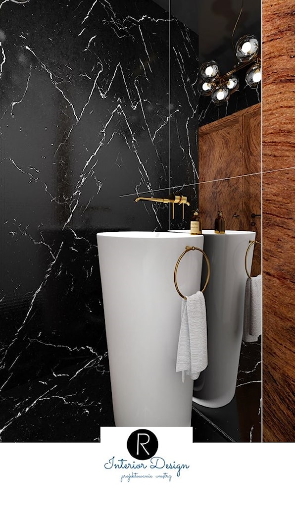 Elegancja luksusowa łazienka - czarna łazienka. Połączenie luksusowych materiałów. Naturalne drewno, kamień i dodatki w złotym kolorze. Toaleta gościnna. Czarna toaleta. Czarna łazienka. Marmur w łazi - zdjęcie od KATARZYNA ROŻEK R-INTERIOR DESIGN projektowanie wnętrz - Homebook