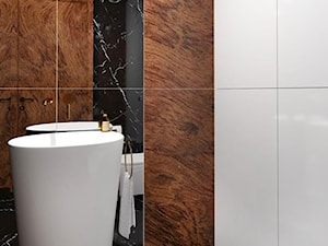 Elegancja luksusowa łazienka - czarna łazienka. Połączenie luksusowych materiałów. Naturalne drewno, kamień i dodatki w złotym kolorze. Toaleta gościnna. Czarna toaleta. Czarna łazienka. Marmur w łazi - zdjęcie od KATARZYNA ROŻEK R-INTERIOR DESIGN projektowanie wnętrz