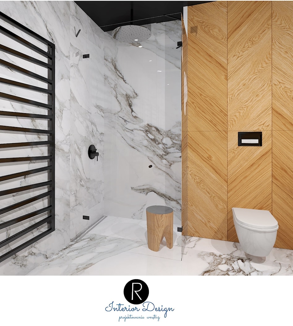 Duża, funkcjonalna łazienka z wanna wolnostojąca i prysznicem z deszczownicą. Połączenie materiałów: marmur carrara, calacatta, drewno, szkło. Zabudowa w łazience. Jodełka i czarny sufit w łazience. - zdjęcie od KATARZYNA ROŻEK R-INTERIOR DESIGN projektowanie wnętrz - Homebook