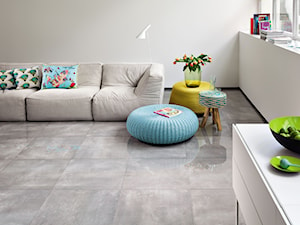 Salon - imitacja betonu na podłodze