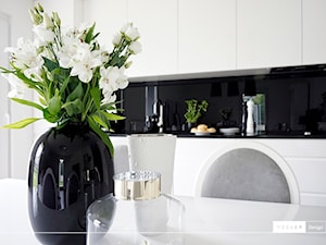 Glamour - realizacja - Średnia otwarta z kamiennym blatem biała czarna z zabudowaną lodówką z lodówką wolnostojącą kuchnia jednorzędowa z oknem, styl glamour - zdjęcie od Vecler Design
