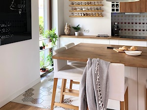 Wine collection - zdjęcia z realizacji - Średnia otwarta z salonem biała z zabudowaną lodówką kuchnia jednorzędowa z oknem, styl skandynawski - zdjęcie od Vecler Design
