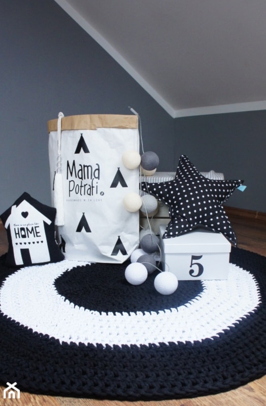 Mały biały czarny pokój dziecka dla dziecka dla chłopca dla dziewczynki, styl nowoczesny - zdjęcie od MamaPotrafi