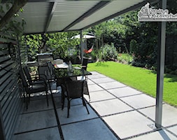 Ogród z altaną - Mały ogród za domem z altaną, styl nowoczesny - zdjęcie od Ogrodowe Szaleństwo - Homebook