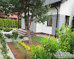 Ogród z paleniskiem - Średni ogród przed domem, styl nowoczesny - zdjęcie od Ogrodowe Szaleństwo - Homebook
