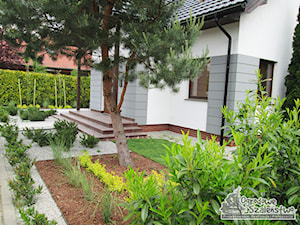 Ogród z paleniskiem - Średni ogród przed domem, styl nowoczesny - zdjęcie od Ogrodowe Szaleństwo
