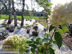 Ogród dla każdego - Średni z kamienną nawierzchnią ogród przed domem za domem, styl tradycyjny - zdjęcie od Ogrodowe Szaleństwo