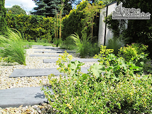 Ogród z paleniskiem - Mały ogród za domem, styl nowoczesny - zdjęcie od Ogrodowe Szaleństwo