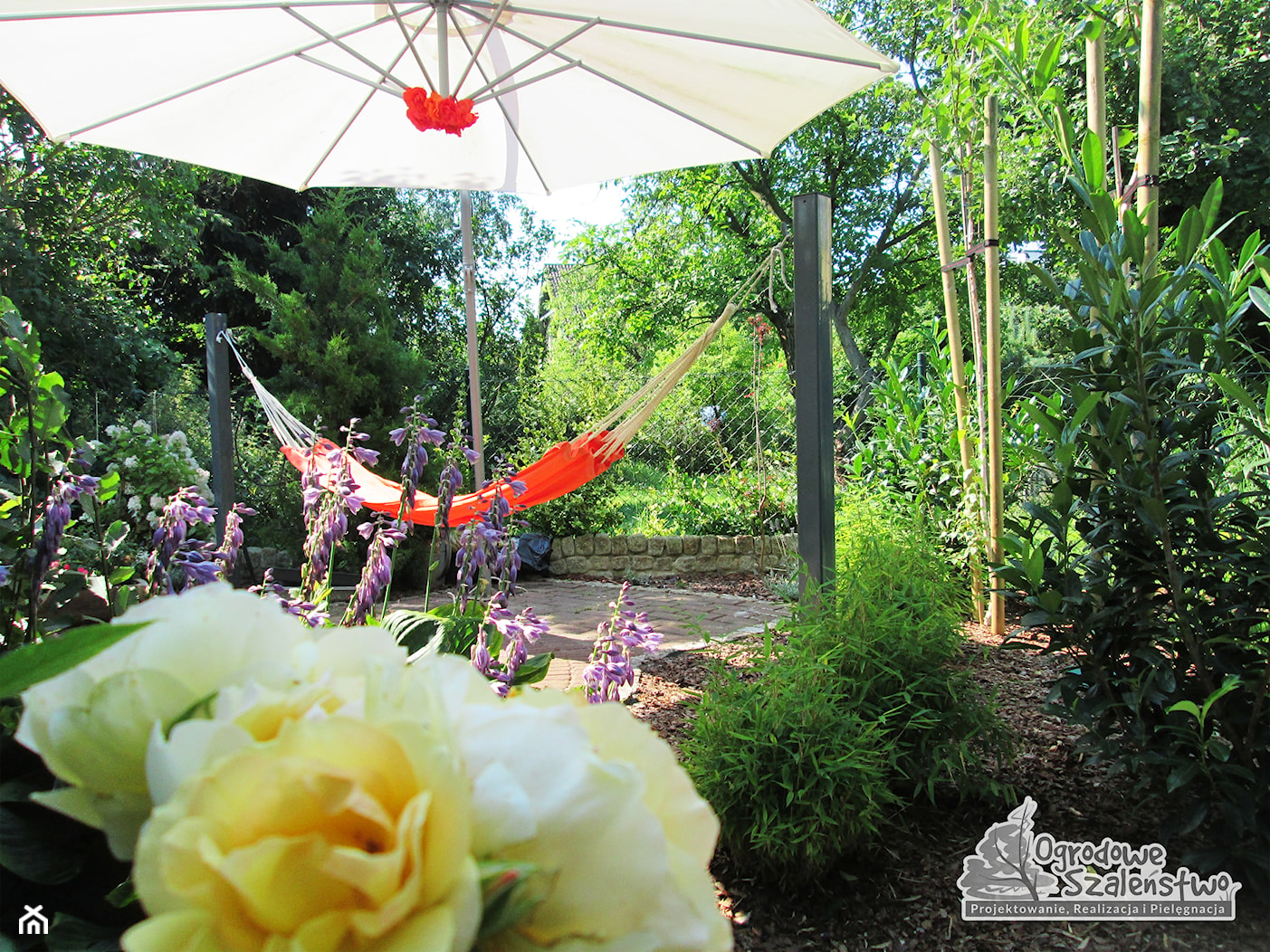 Ogród z altaną - Mały z nawierzchnią pokrytą kostką brukową ogród za domem z hamakiem, styl nowoczesny - zdjęcie od Ogrodowe Szaleństwo - Homebook