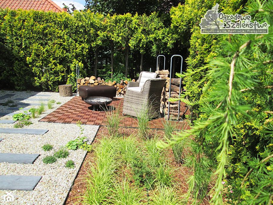 Ogród z paleniskiem - Średni ogród, styl nowoczesny - zdjęcie od Ogrodowe Szaleństwo