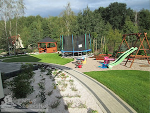 Ogród dla każdego - Średni duży ogród za domem z altaną z trampoliną z huśtawką, styl tradycyjny - zdjęcie od Ogrodowe Szaleństwo