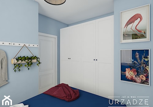 Biała szafa w niebieskiej sypialni - zdjęcie od Już ja was urządzę