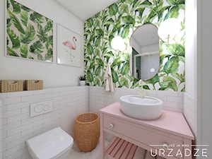 Liściasta łazienka z różowym akcentem - zdjęcie od Już ja was urządzę