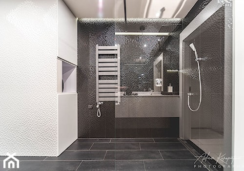 Realizacja łazienki w Rudzie Śląskiej - Średnia na poddaszu bez okna z lustrem łazienka, styl nowoczesny - zdjęcie od archi group