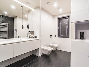 Realizacja łazienki w Rudzie Śląskiej - Duża na poddaszu z lustrem z punktowym oświetleniem łazienka z oknem, styl nowoczesny - zdjęcie od archi group