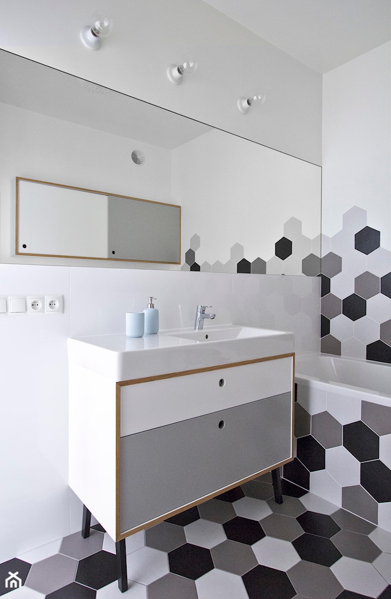 MIESZKANIE FORT BEMA - Mała na poddaszu bez okna łazienka, styl nowoczesny - zdjęcie od Bekier Studio