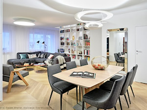 APARTAMENT OSIEDLE LEŚNE - Średnia biała jadalnia w salonie, styl nowoczesny - zdjęcie od Bekier Studio