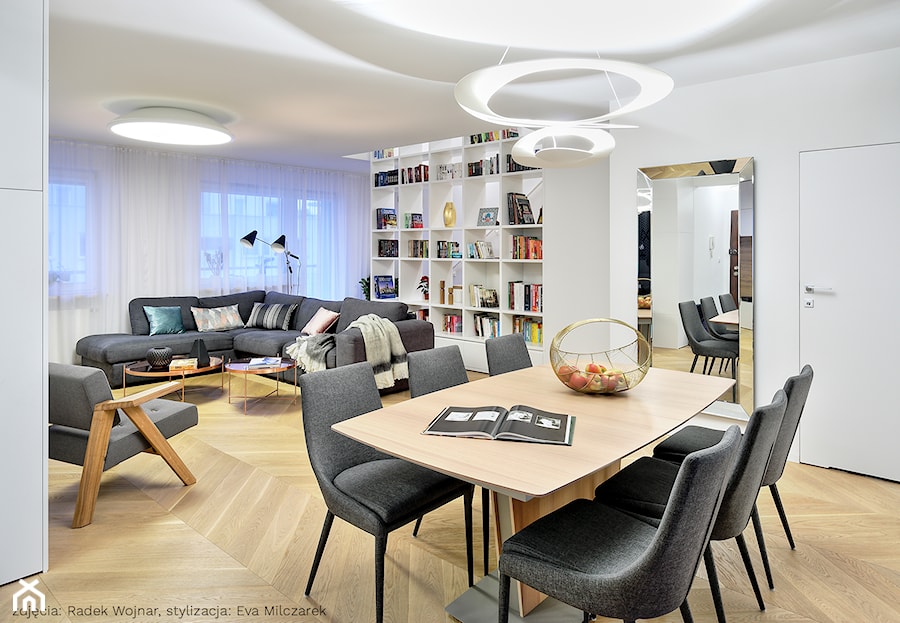 APARTAMENT OSIEDLE LEŚNE - Średnia biała jadalnia w salonie, styl nowoczesny - zdjęcie od Bekier Studio