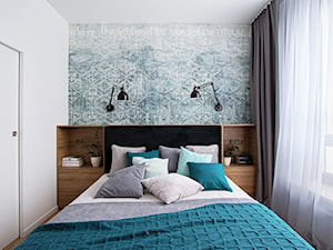 APARTAMENT POTOKI - Mała biała szara sypialnia, styl nowoczesny - zdjęcie od Bekier Studio
