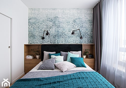 APARTAMENT POTOKI - Mała biała szara sypialnia, styl nowoczesny - zdjęcie od Bekier Studio