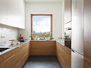 APARTAMENT POTOKI - Średnia zamknięta biała z zabudowaną lodówką z lodówką wolnostojącą z podblatowym zlewozmywakiem kuchnia w kształcie litery u z oknem z marmurem nad blatem kuchennym, styl nowoczesny - zdjęcie od Bekier Studio