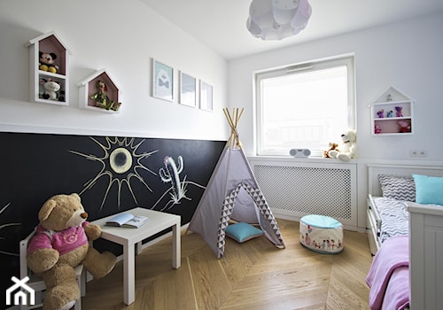 APARTAMENT OSIEDLE LEŚNE - Mały biały czarny pokój dziecka dla dziecka dla chłopca dla dziewczynki, styl nowoczesny - zdjęcie od Bekier Studio