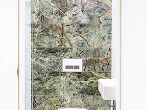 MIESZKANIE 19. DZIELNICA - Mała na poddaszu bez okna z marmurową podłogą łazienka, styl nowoczesny - zdjęcie od Bekier Studio