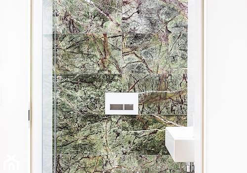 MIESZKANIE 19. DZIELNICA - Mała na poddaszu bez okna z marmurową podłogą łazienka, styl nowoczesny - zdjęcie od Bekier Studio