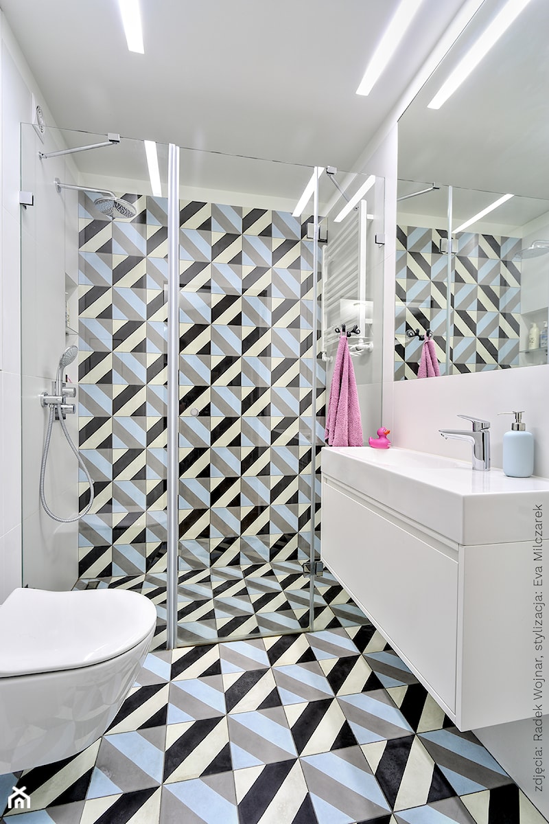 APARTAMENT OSIEDLE LEŚNE - Średnia bez okna z lustrem łazienka, styl nowoczesny - zdjęcie od Bekier Studio