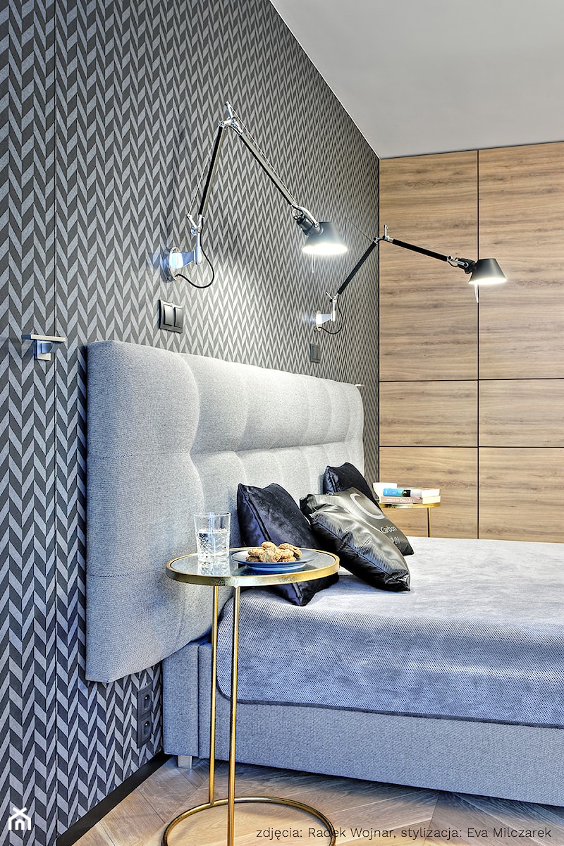 APARTAMENT OSIEDLE LEŚNE - Mała czarna sypialnia, styl nowoczesny - zdjęcie od Bekier Studio