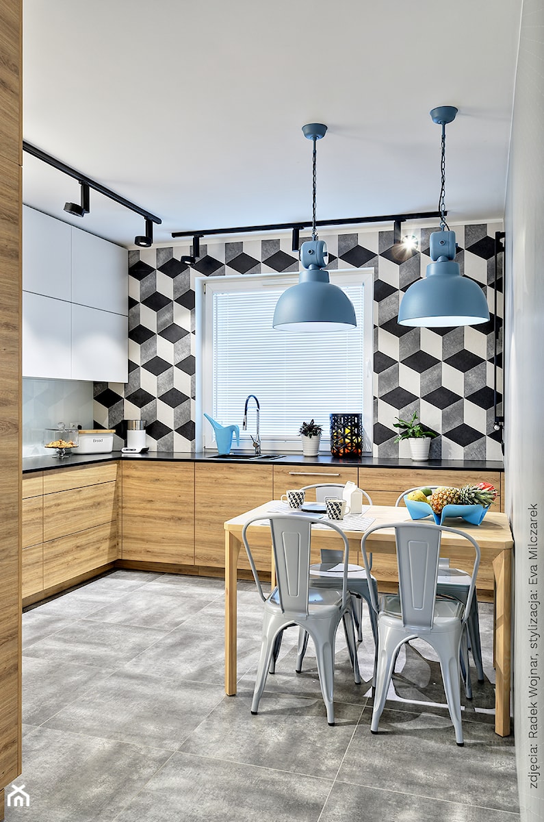 APARTAMENT OSIEDLE LEŚNE - Średnia otwarta biała szara z podblatowym zlewozmywakiem kuchnia w kształcie litery l z oknem, styl nowoczesny - zdjęcie od Bekier Studio
