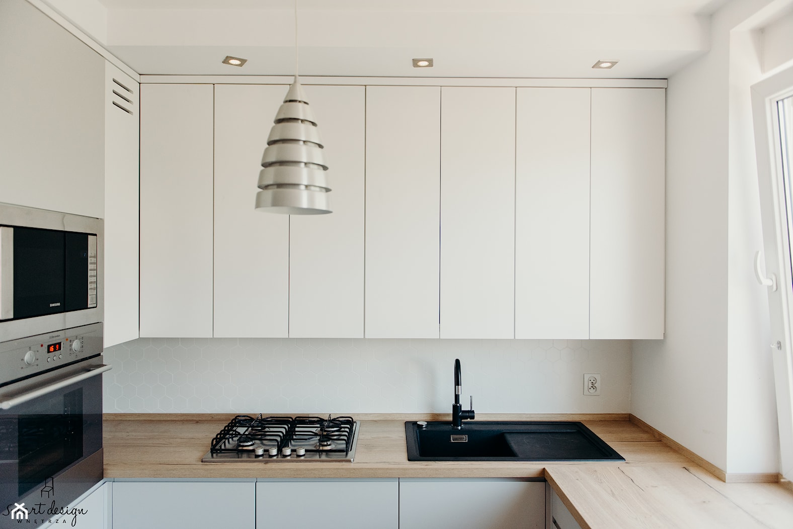 Kuchnia w odcieniach bieli i szarości - zdjęcie od Smart Design Sara Tokarczyk - Homebook