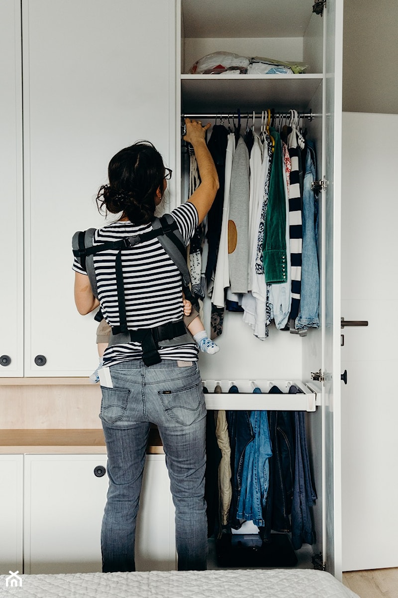 Sypialnia z szafą do przechowywania ubrań - zdjęcie od Smart Design Sara Tokarczyk