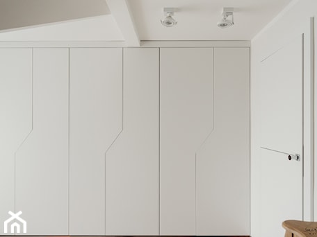 Aranżacje wnętrz - Sypialnia: Nowoczesne szafy w sypialni - Smart Design Sara Tokarczyk. Przeglądaj, dodawaj i zapisuj najlepsze zdjęcia, pomysły i inspiracje designerskie. W bazie mamy już prawie milion fotografii!