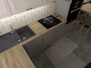 salon z kuchnią - Mała otwarta biała z zabudowaną lodówką z nablatowym zlewozmywakiem kuchnia w kształcie litery u - zdjęcie od Ewa Projekty