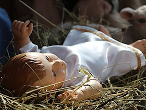 Figurka dzieciątka Jezus do szopki bożonarodzeniowej - zdjęcie od Andrzej Burkot Pracownia Snycerska