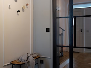 Nowoczesna elegancja w domu pod Warszawą - Hol / przedpokój, styl minimalistyczny - zdjęcie od NUBE Interiors