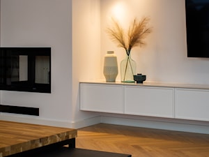Nowoczesna elegancja w domu pod Warszawą - Salon, styl minimalistyczny - zdjęcie od NUBE Interiors